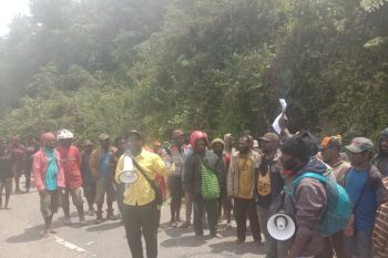 Ketua Komisi A DPRD Deiyai Papua ajak masyarakat berkebun di kampung