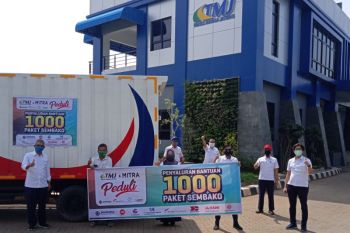Trans Marga Jateng bagikan sembako kepada warga sekitar tol Semarang-Solo
