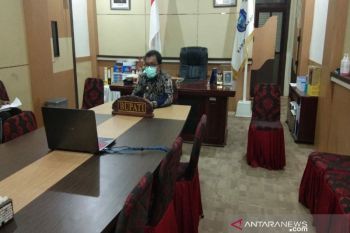 Bupati Wakatobi menerima Sertifikat Eliminasi Malaria dari Kemenkes