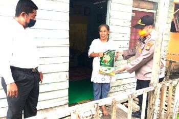 Polsek Tembilahan serahkan sembako kepada lansia terdampak COVID-19