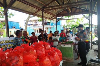 Polisi Jayapura bantu sembako kepada janda dan anak yatim piatu