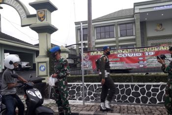 Denpom II/3 Lampung bagikan makanan dan masker jelang berbuka puasa
