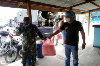 Polri-TNI Mimika bagikan 1.000 nasi kotak kepada warga