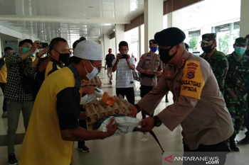 Brimob Polda Sultra bagikan sembako pada porter di Bandara Haluoleo