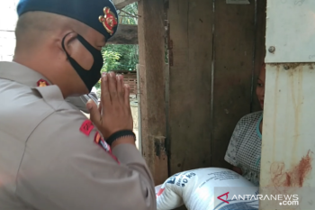 Brimob Polda Sultra blusukan berbagi sembako dan takjil kepada warga