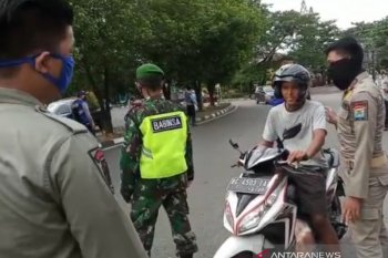Petugas karantina 13 orang pengendara sepeda motor di Palembang tak pakai masker