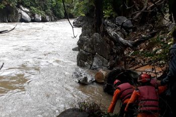 Hilang sejak Kamis, tim gabungan terus lakukan pencarian warga hanyut di Pasaman Barat