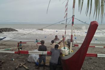 Cuaca buruk serta COVID-19, nelayan Pariaman tidak melaut hampir dua pekan