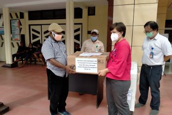 Dinkes Papua serahkan bantuan alat kesehatan dua rumah sakit