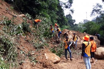 BPBD OKU bersihkan longsor bongkahan batu besar tutupi jalan umum gunakan alat berat