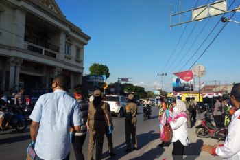 FKPT NTT bagi  masker kepada warga  di pasar tradisional