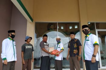 Dampak COVID-19, ASN di Tulang Bawang bantu imam dan guru ngaji