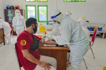 Polres Biak Numfor gandeng Dinkes gelar pemeriksaan cepat COVID-19 untuk umum