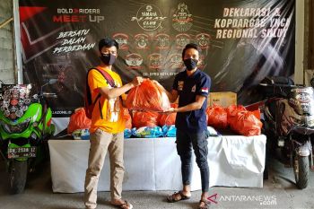 Komunitas Motor Manado Bagikan Sembako Kepada Korban PHK