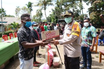 Kapolresta-Dandim Jayapura membagikan sembako di asrama mahasiswa