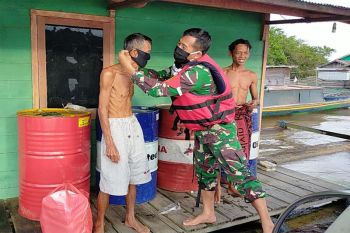 Pasiter Kodim Muara Teweh  beri edukasi warga bantaran Sungai Barito