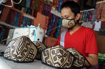 Pembuatan Masker Rotan Motif Dayak