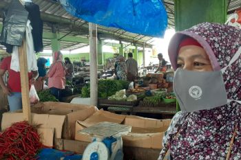 Semen Padang bagikan 500 Masker untuk pedagang di Pasar Bandar Buat