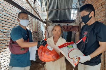 Baznas menyalurkan bantuan  masyarakat terdampak C0VID-19