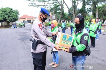 Brimob Jambi bagi paket sembako kepada ojol