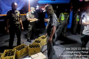 Satpol PP DKI sita ribuan botol miras yang dijual di bulan Ramadhan