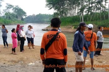Pos SAR Trenggalek cari siswa terseret arus sungai