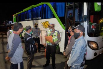 Polisi razia bus bawa penumpang dari Bali