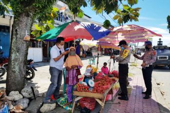 Polsek Nabire Kota bagikan masker gratis warga cegah COVID-19