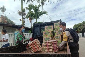 Bhabinkamtibmas-Babinsa Jayapura salurkan sembako di Distrik Abepura