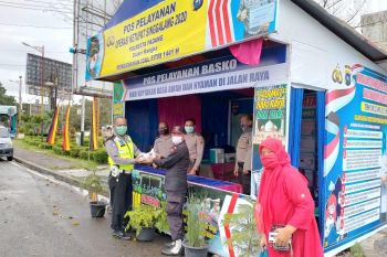 PDIP Sumbar salurkan nasi bungkus untuk berbuka puasa petugas di Pos Ketupat Singgalang