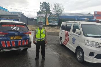 Di tengah pandemi COVID-19, personel Satlantas Polres Biak lakukan pengaturan