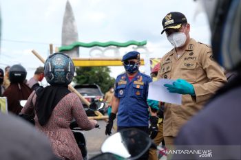 Bupati Gowa terlibat langsung pemeriksaaan identitas pengendara di perbatasan