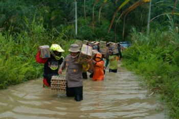 Polres Pasangkayu evakuasi warga korban banjir di Desa Ompi