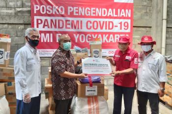 PMI DIY memberikan bantuan APD untuk 12 rumah sakit rujukan COVID-19
