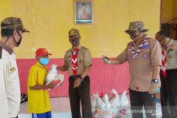 Kwarcab Pramuka OKU bantuan masyarakat 100 paket sembako