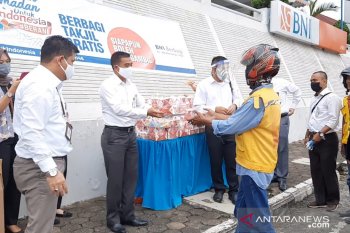 Berkah Ramadhan BNI Jambi berbagi paket buka puasa bagi pekerja informal