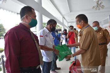 Gubernur Sulteng-BPJamsostek  serahkan 350 paket sembako kepada pekerja