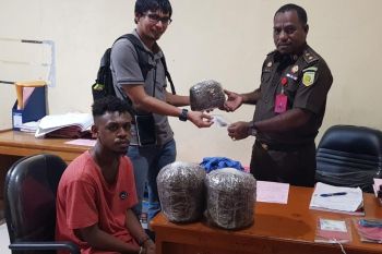Polisi serahkan kasus narkoba ganja 3 Kg ke Kejaksaan Negeri Jayapura