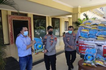 Investor serahkan bantuan  30 ton beras kepada Polda Sultra
