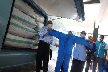 Bupati Sleman Sri Purnomo serahkan bantuan APD produksi BLK Sleman