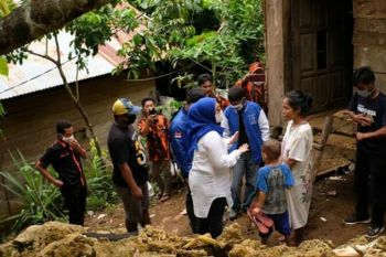 Sutinah Suhardi bagikan 3.000 sembako kepada warga di Mamuju