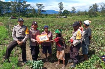 Polres Jayawijaya sosialisasi imbauan pemerintah dan berikan bantuan sembako
