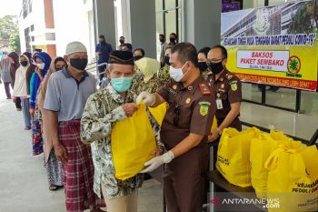 Kejati NTB membagikan sembako kepada masyarakat terdampak COVID-19