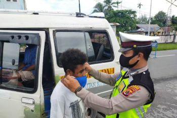 Satlantas Polres Biak lakukan pemeriksaan kelengkapan kendaraan dan sosialisasi COVID-19