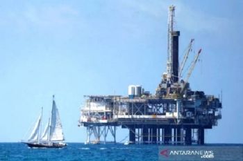 Harga minyak mentah melonjak, negara-negara longgarkan karantina wilayah