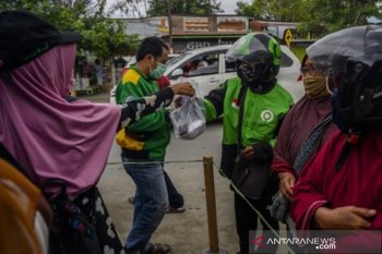 Berbagi makanan untuk berbuka puasa