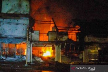 "Water Canon" Polda NTB membantu padamkan ruko terbakar di Ampenan