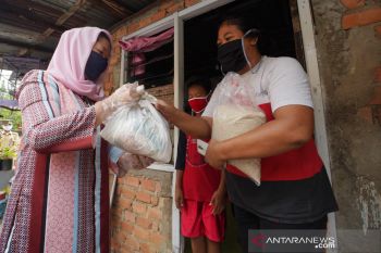 PKK Sumsel bagikan sembako kepada warga terdampak wabah corona