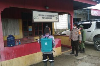 Polisi-Tim Gugus Tugas semprot cairan disinfektan ke rumah warga