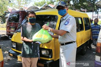 Jasa Raharja-Polda NTB membagikan sembako di terminal